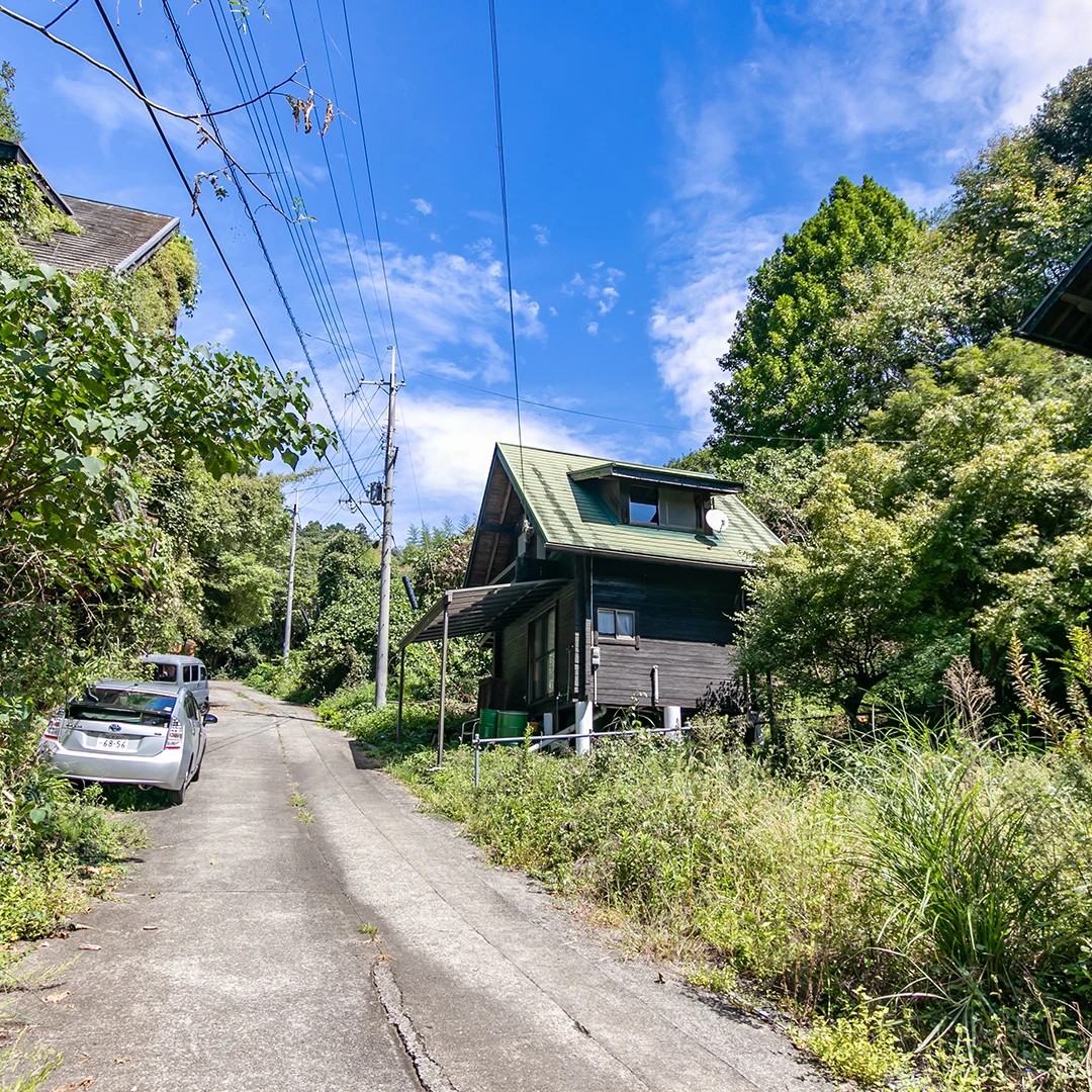 「四季折々の風景を楽しむ！紀の川市桃山町のミニログハウス物件」のメイン画像