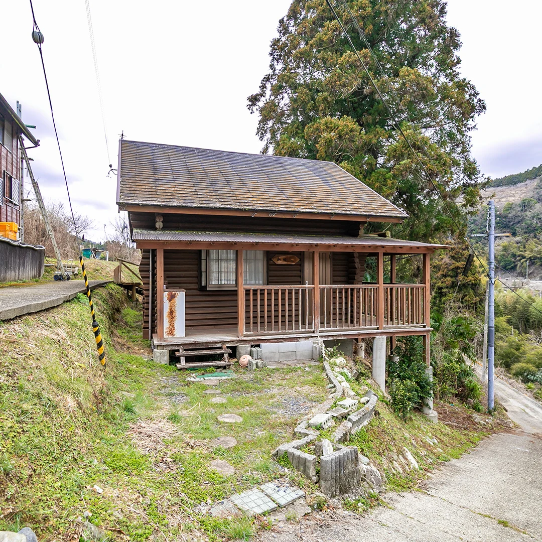 「山と川に癒される高台の隠れ家！紀の川市中鞆渕のログハウス物件」のメイン画像