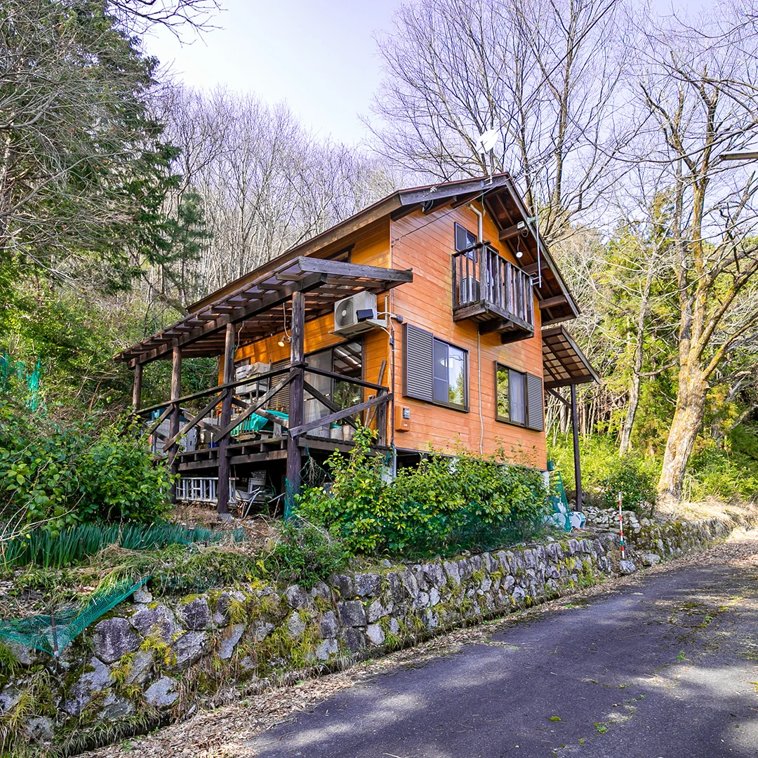 「ガーデニングも家庭菜園も楽しめる！高島市今津町梅原のウッディハウス物件」のメイン画像