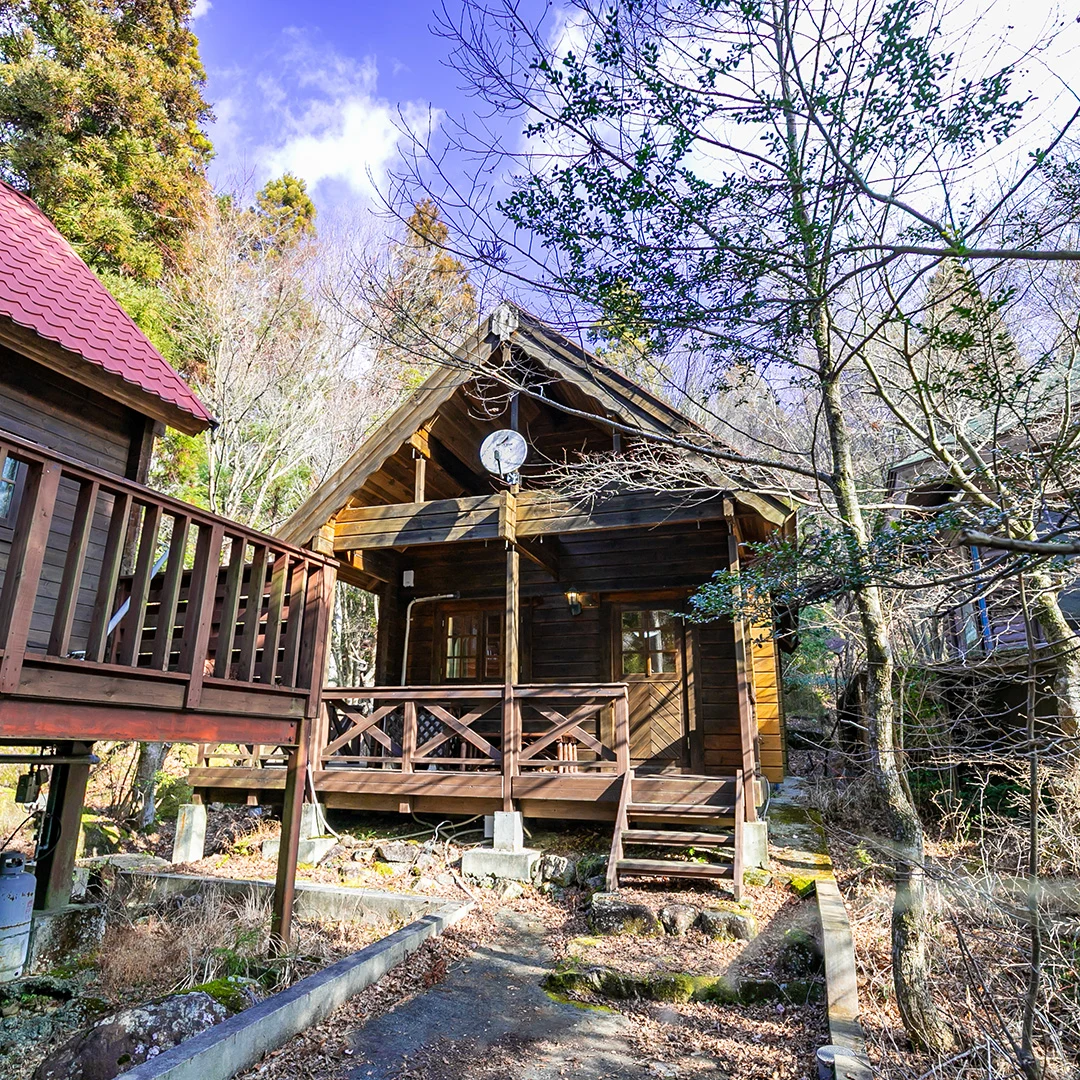 「広いウッドデッキと自然に癒される！南丹市園部町大河内るり渓のログハウス物件」のメイン画像