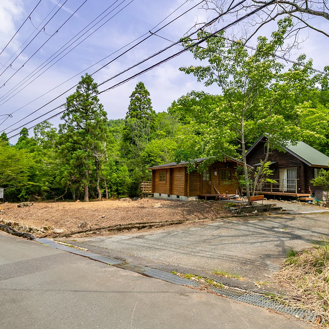 「アウトドアライフ満喫！南丹市園部町のミニログハウス付き土地物件」のメイン画像
