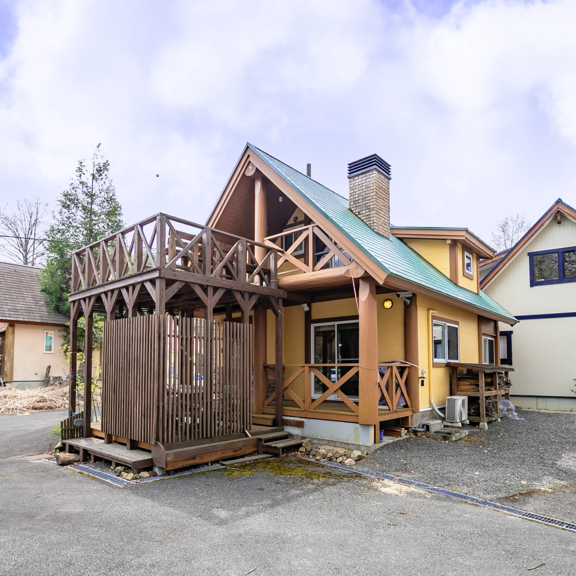 「陶器風呂×広々ウッドデッキ！南丹市園部町大河内るり渓のログハウス物件」のメイン画像