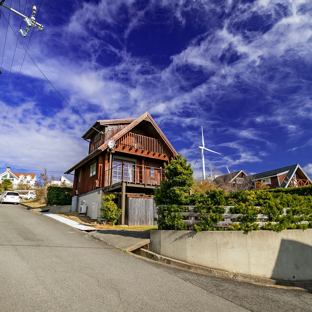 「海と大鳴門橋を望む絶景！南あわじ市阿那賀のログハウス物件」のメイン画像