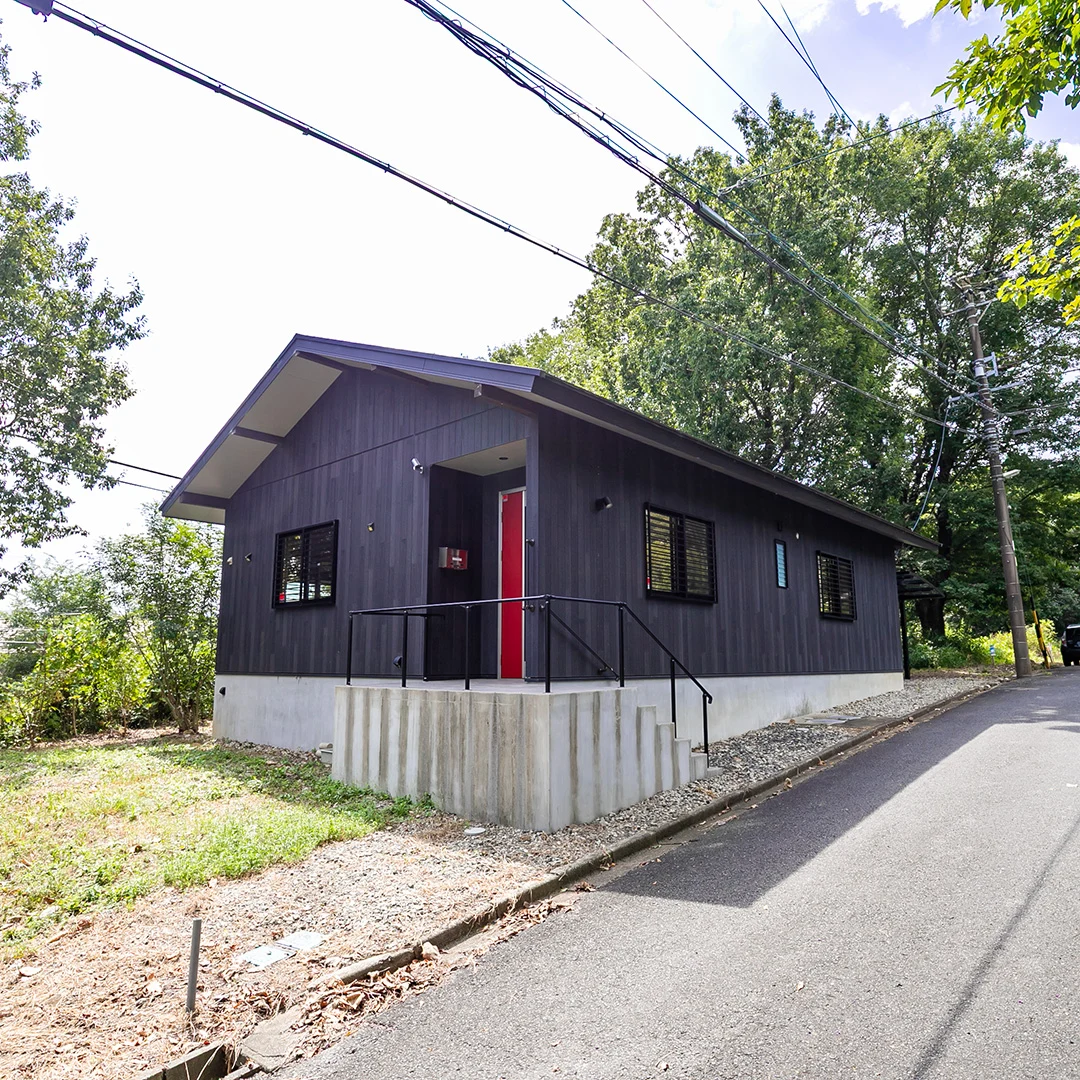 「薪ストーブとウッドデッキが魅力！津市白山町二本木雲出台の温泉付き平屋住宅物件」のメイン画像