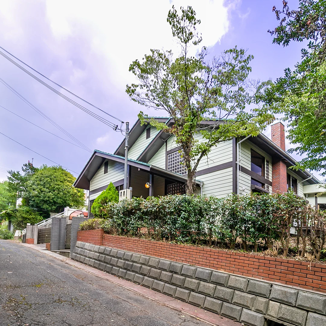 「大空間リビングとサウナ付大浴場のあるリゾート邸宅！加東市廻渕「湖翠苑1-141」の別荘物件」のメイン画像