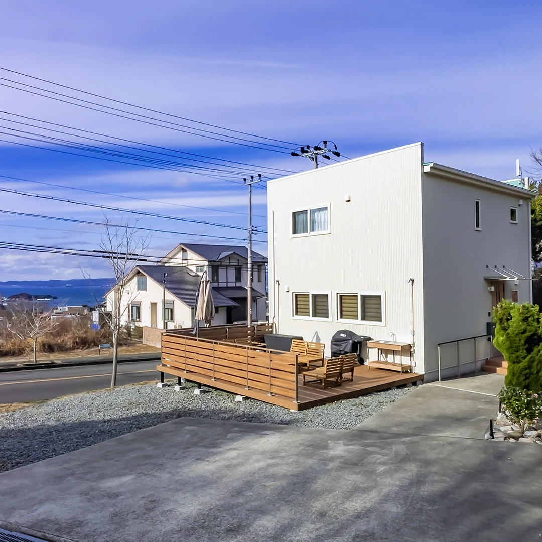 「海を望む広いウッドデッキ！白浜町堅田の温泉付きリゾート別荘物件」のメイン画像
