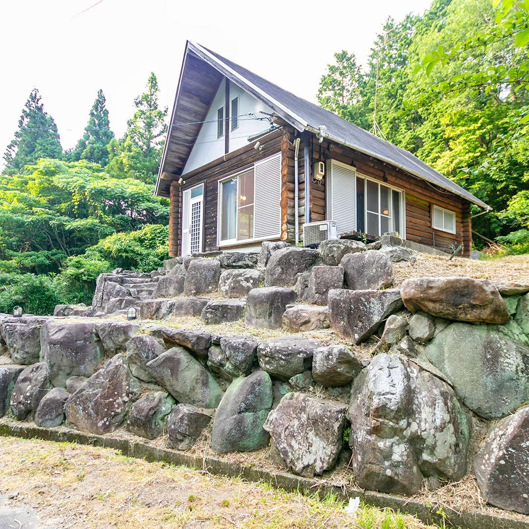 「広々敷地で家庭菜園も楽しめる！伊賀市柘植町のログハウス物件」のメイン画像