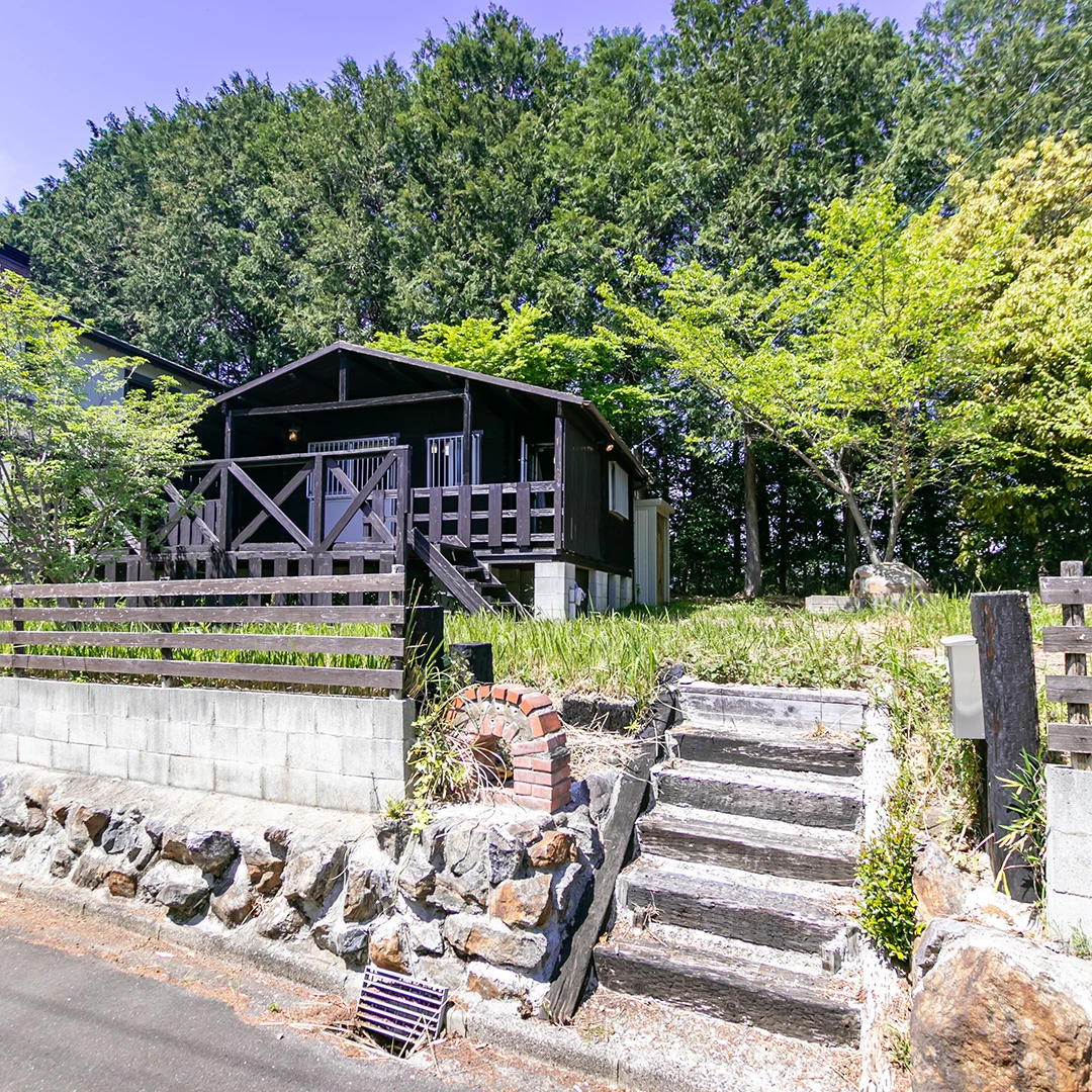 「天然温泉とピザ窯付き！津市白山町のミニログハウス物件」のメイン画像