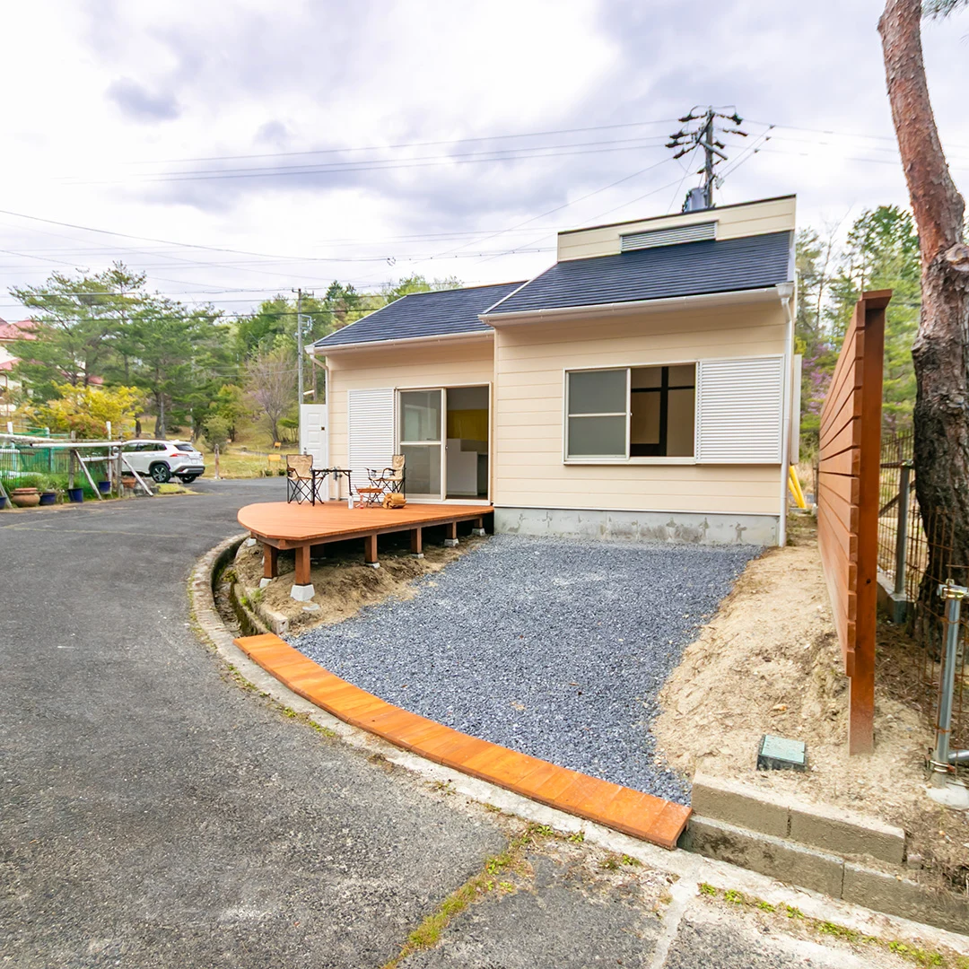 「広々ウッドデッキで森の隠れ家気分！伊賀市槇山の平屋別荘物件」のメイン画像