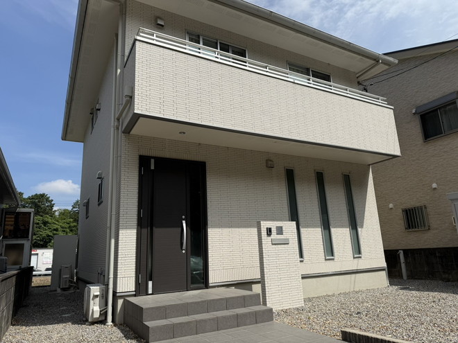 「高天井で開放感抜群！伊勢市上地町の戸建物件」のメイン画像