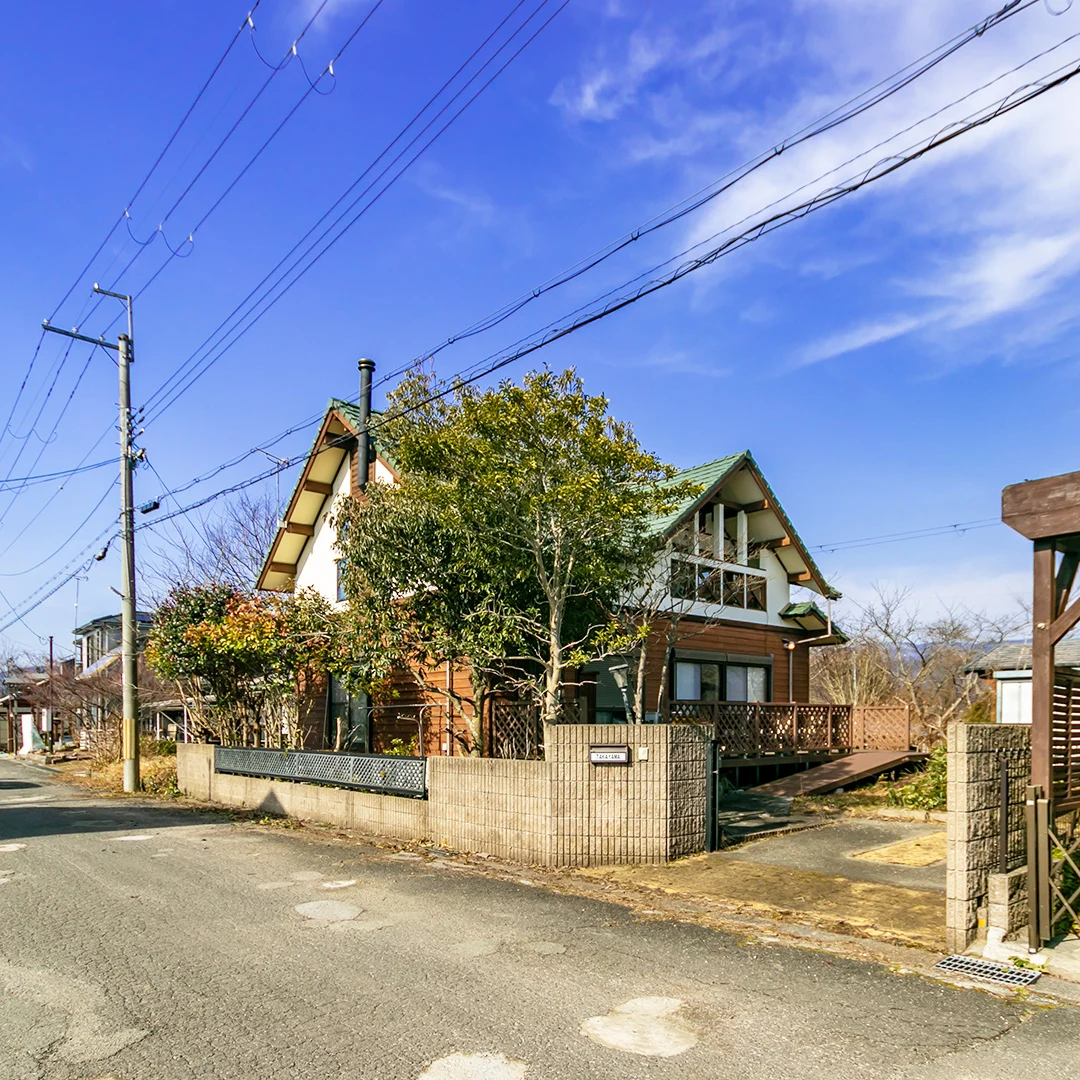 「薪ストーブとウッドデッキで自然満喫！高島市今津町のウッディハウス物件」のメイン画像