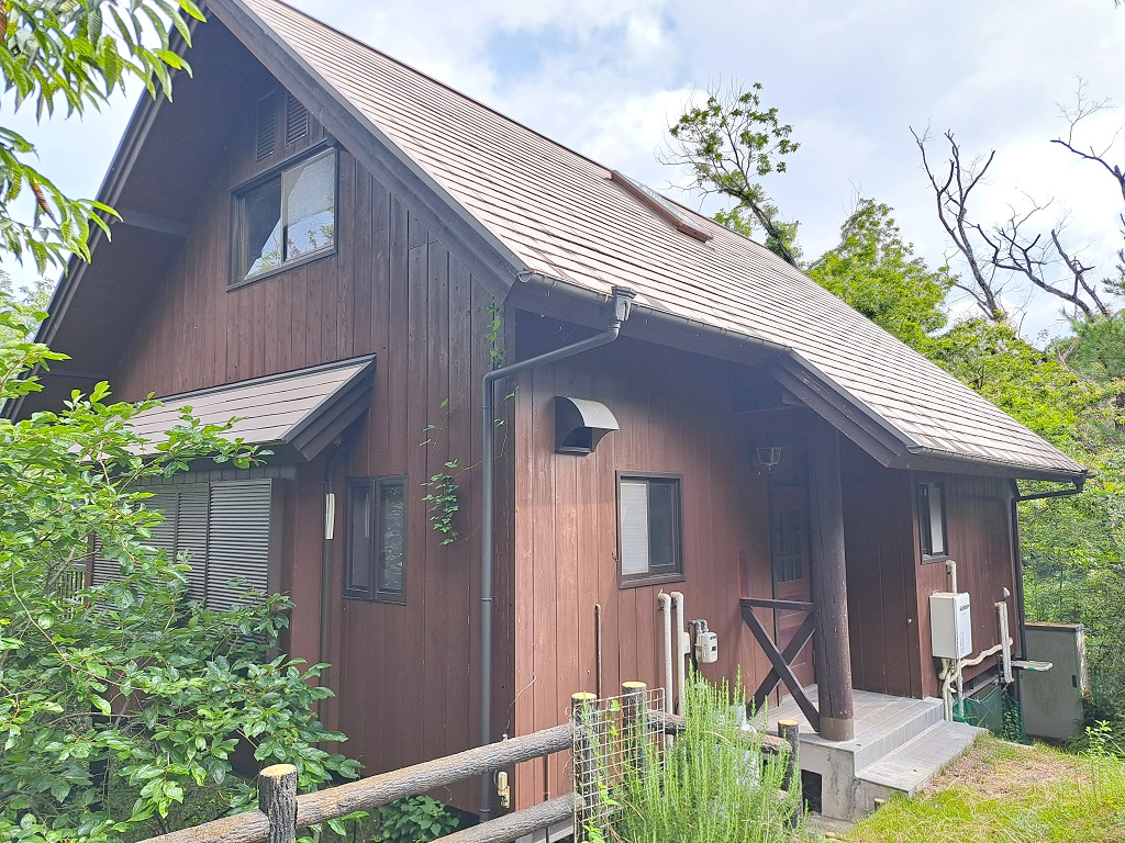 「自然素材に包まれる！丸太柱・漆喰・無垢板が彩る播磨自然高原の別荘物件」のメイン画像