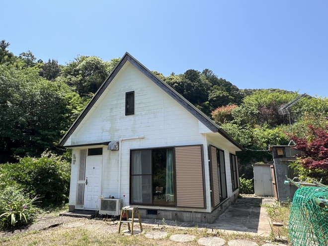 「度会郡南伊勢町-五ケ所湾まで徒歩約２分の立地にあるコンパクトな戸建て」のメイン画像