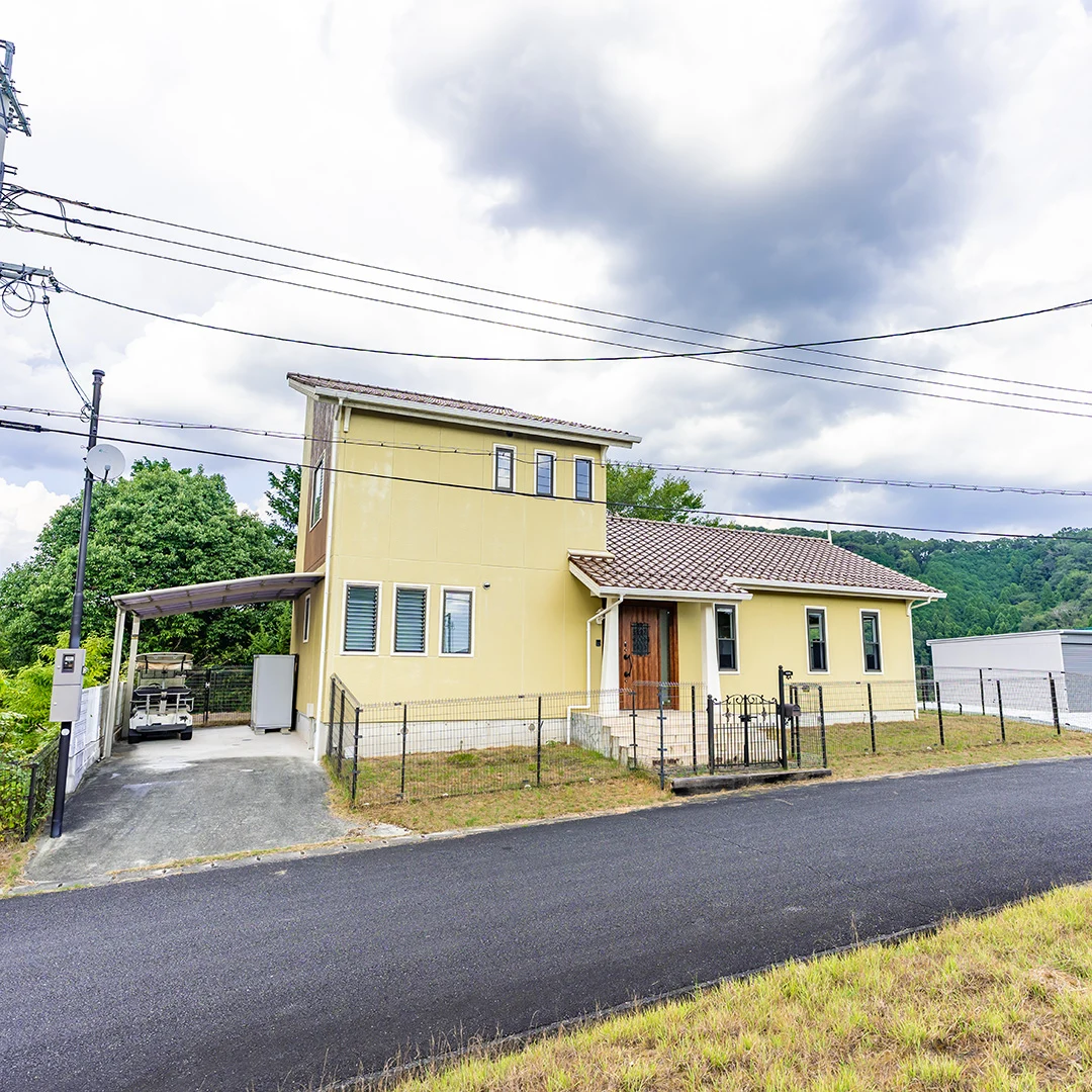 「兵庫県佐用町 ゴルフと自然を楽しむ庭・デッキ付リゾートハウス」のメイン画像