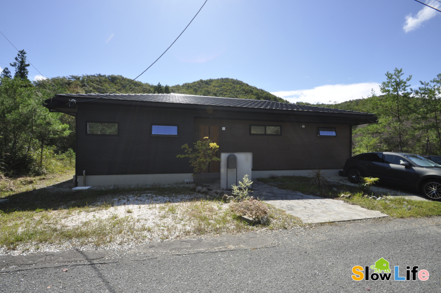 「広い芝生の庭でバーベキュー！加東市の平屋建て物件」のメイン画像