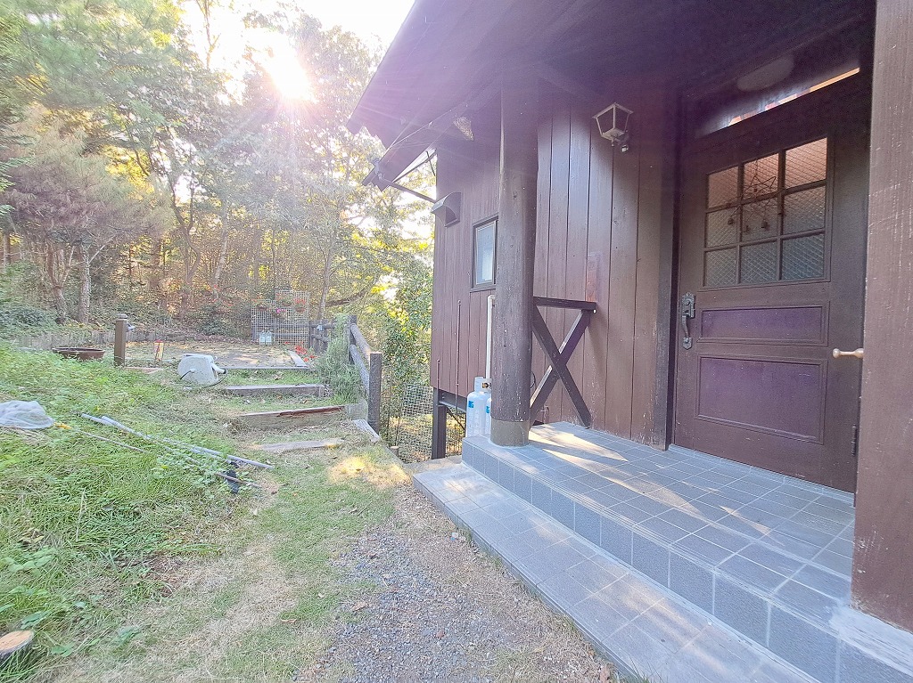 自然素材に包まれる！丸太柱・漆喰・無垢板が彩る播磨自然高原の別荘物件の画像2