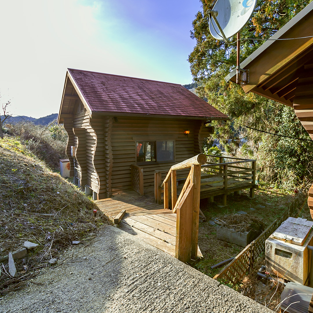 【価格変更】八角形ログハウスが380万円！紀の川市中鞆渕のログハウス物件の画像3