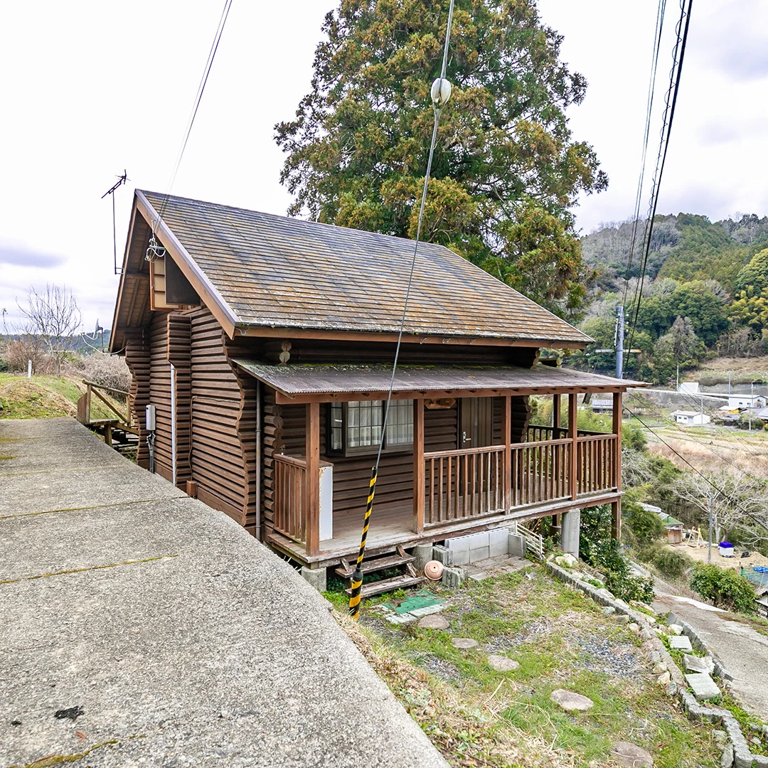 山と川に癒される高台の隠れ家！紀の川市中鞆渕のログハウス物件の画像3