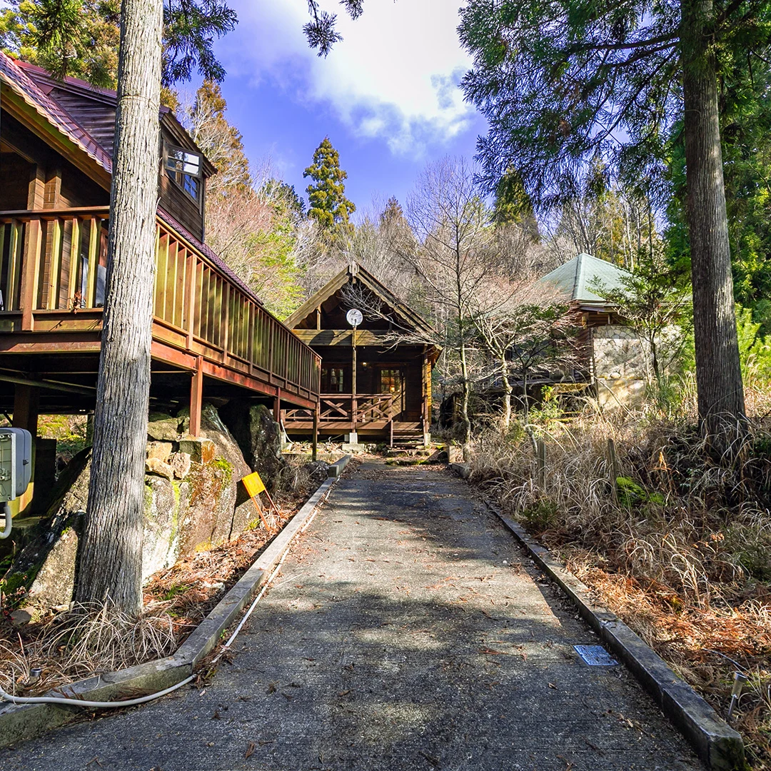 広いウッドデッキと自然に癒される！南丹市園部町大河内るり渓のログハウス物件の画像3