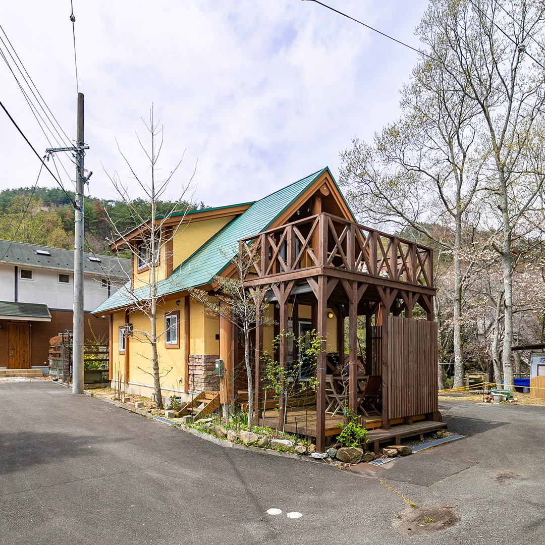 陶器風呂×広々ウッドデッキ！南丹市園部町大河内るり渓のログハウス物件の画像3