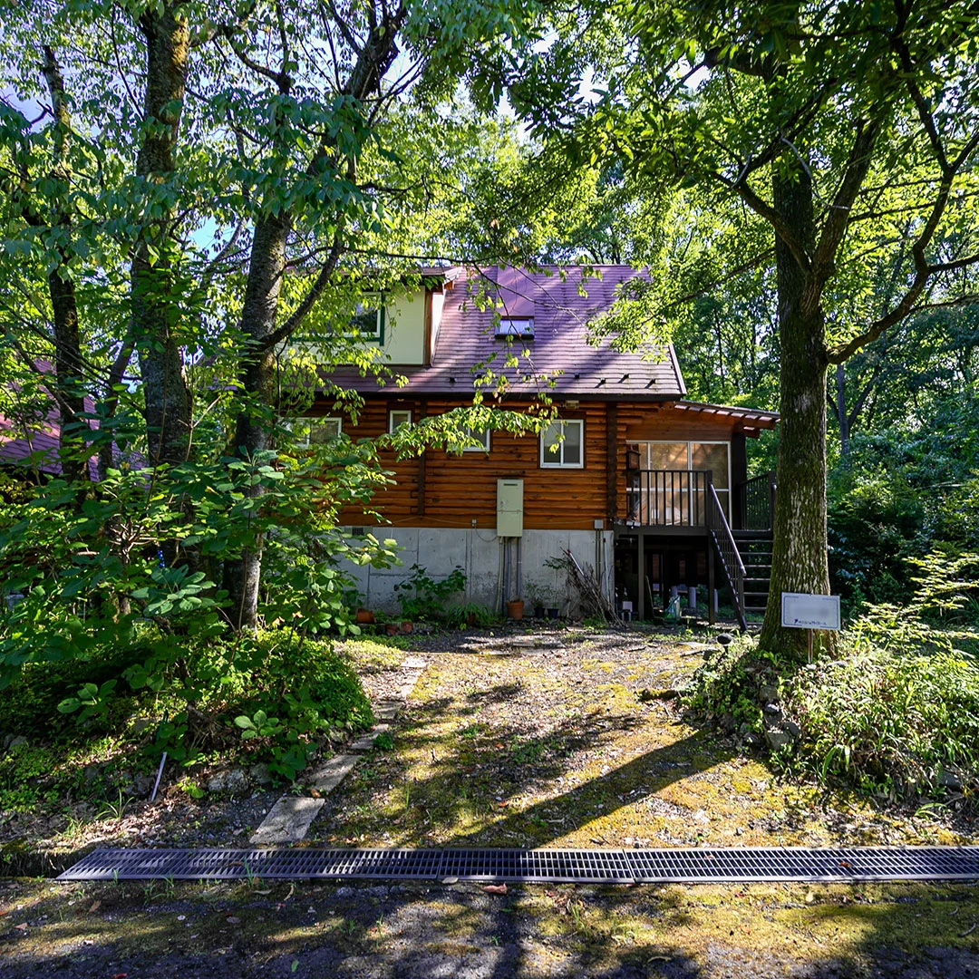 囲炉裏小屋のある庭が魅力！高島市マキノ町のログハウス物件の画像3