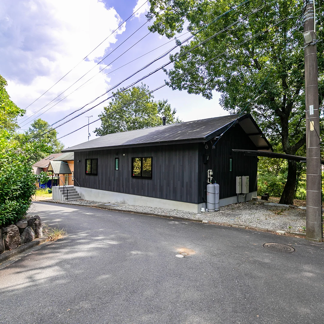 薪ストーブとウッドデッキが魅力！津市白山町二本木雲出台の温泉付き平屋住宅物件の画像3