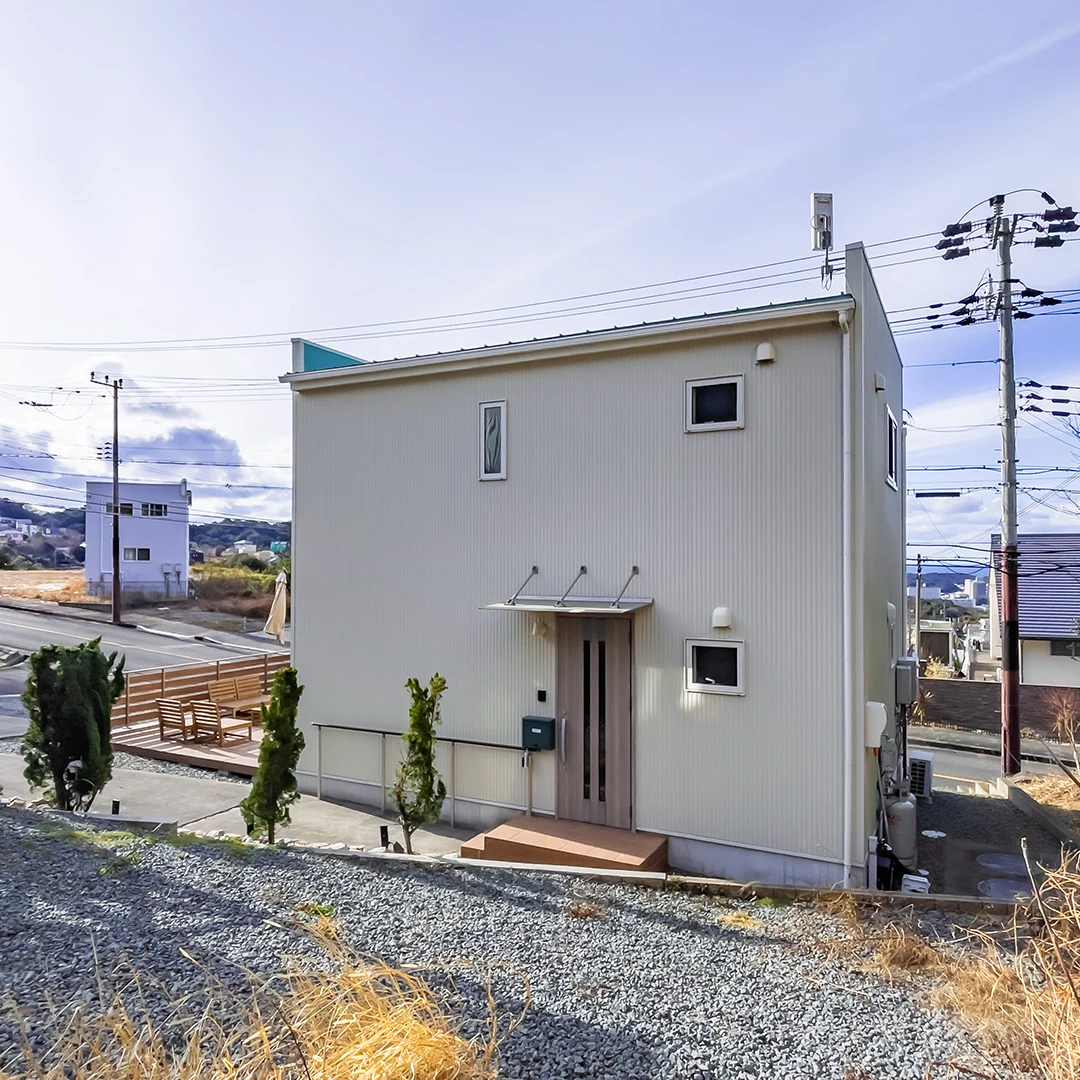 海を望む広いウッドデッキ！白浜町堅田の温泉付きリゾート別荘物件の画像3