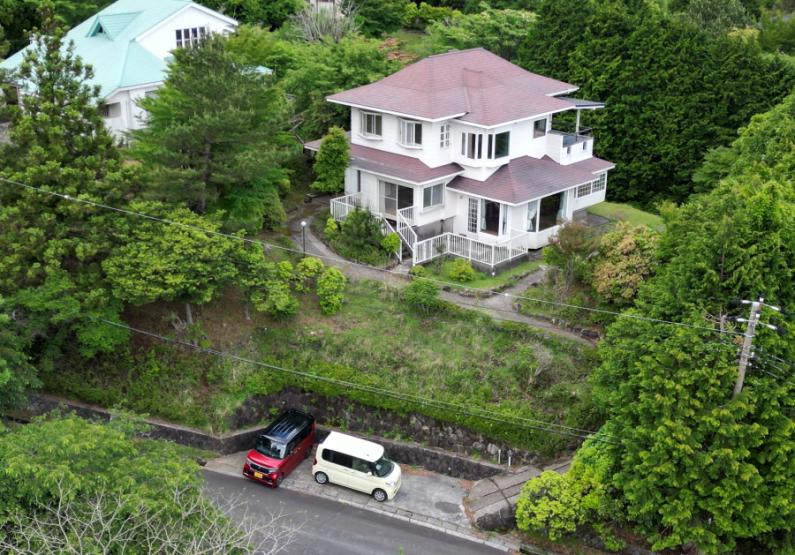 避暑地「天城高原」！雨漏り跡のある伊東市池の別荘物件の画像3