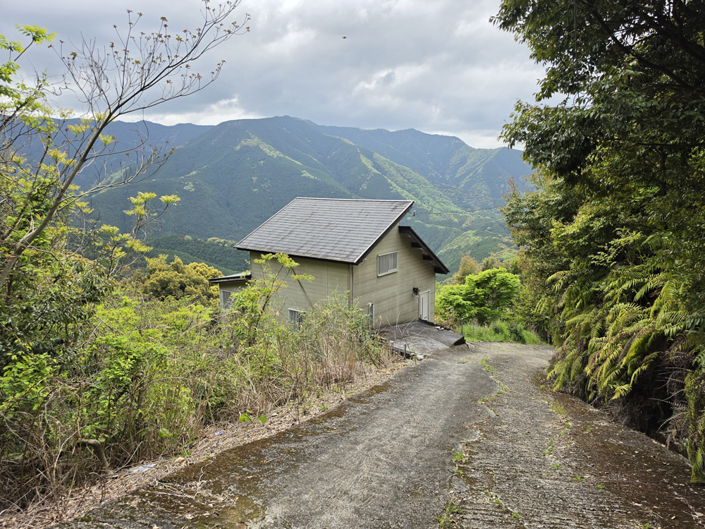 清流と里山の眺望が楽しめる！有田川町粟生の物件の画像2