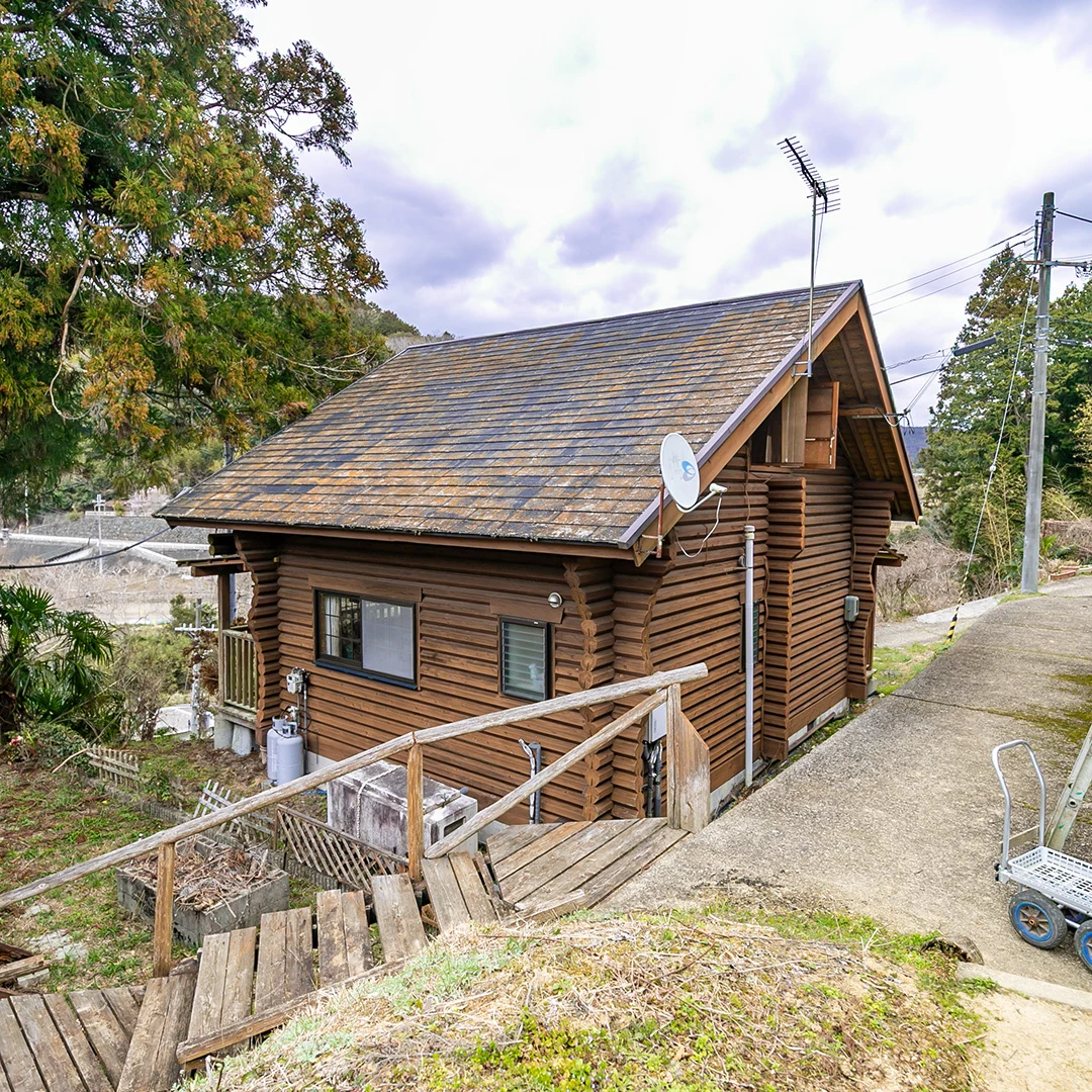 山と川に癒される高台の隠れ家！紀の川市中鞆渕のログハウス物件の画像4