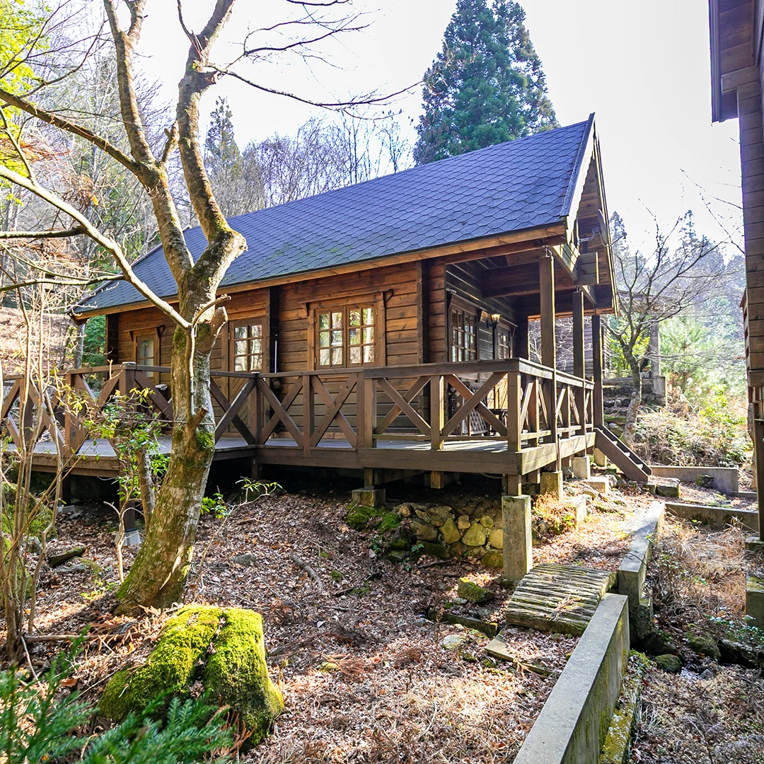 広いウッドデッキと自然に癒される！南丹市園部町大河内るり渓のログハウス物件の画像4