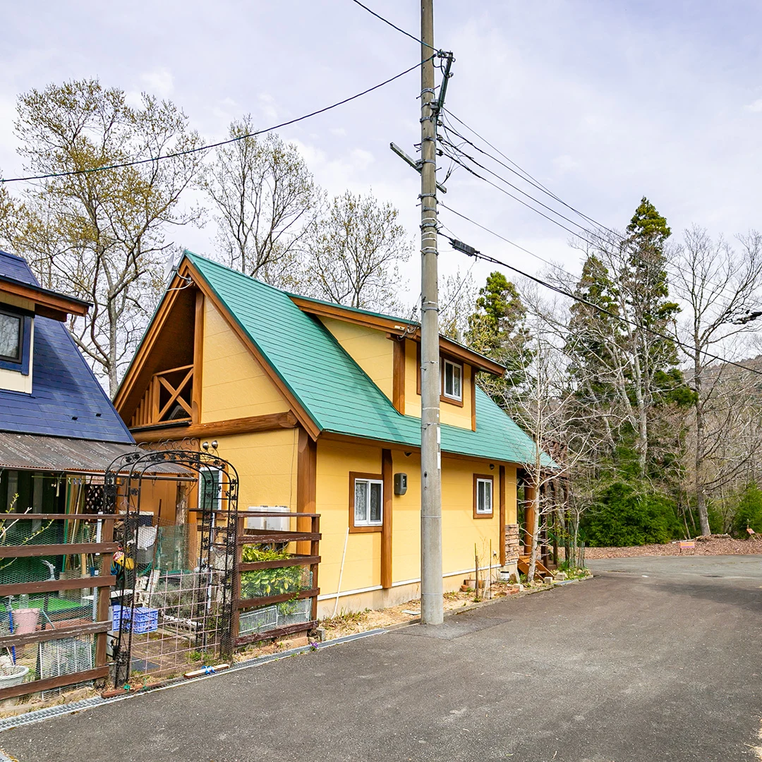 陶器風呂×広々ウッドデッキ！南丹市園部町大河内るり渓のログハウス物件の画像4