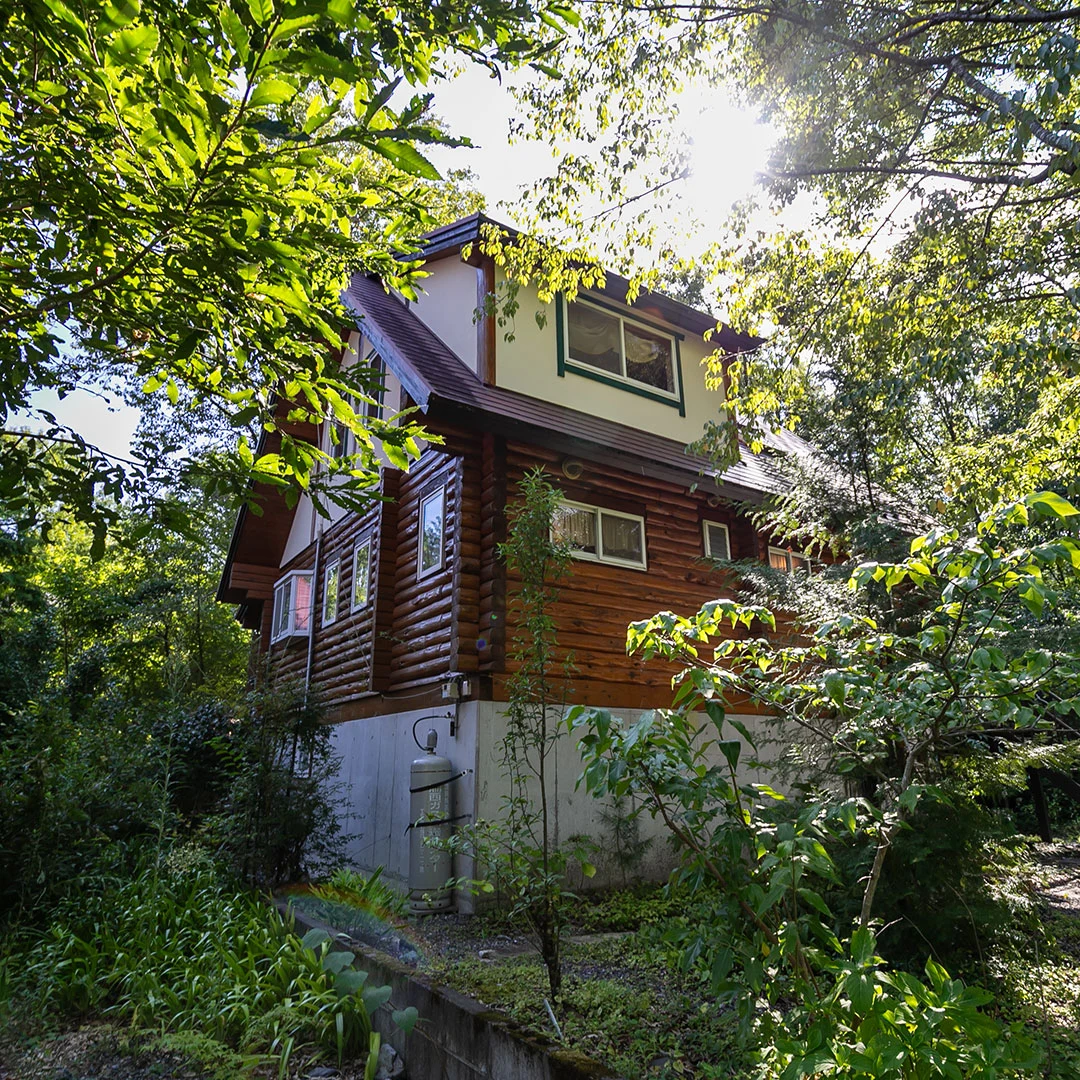 囲炉裏小屋のある庭が魅力！高島市マキノ町のログハウス物件の画像4