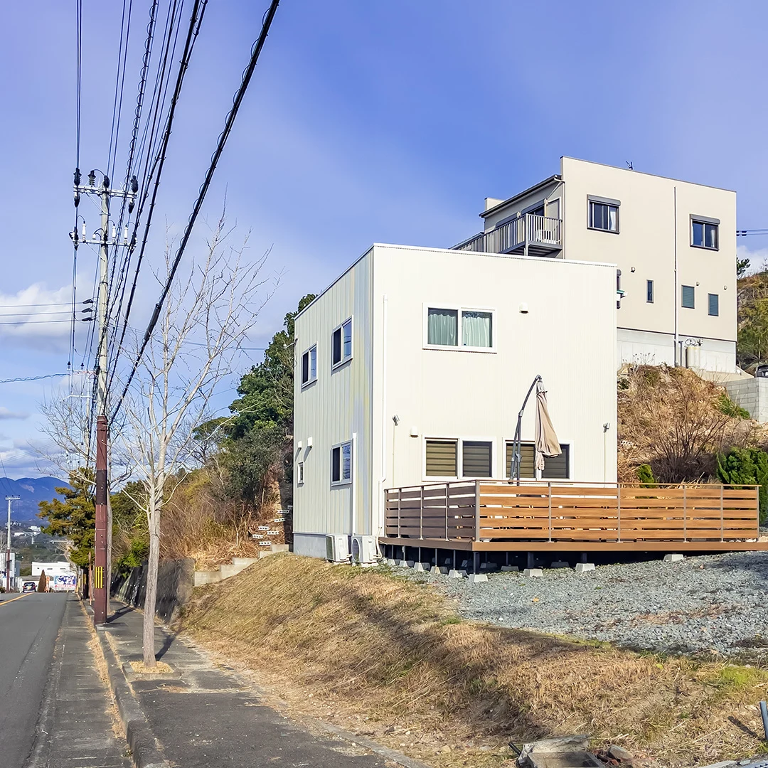 海を望む広いウッドデッキ！白浜町堅田の温泉付きリゾート別荘物件の画像4
