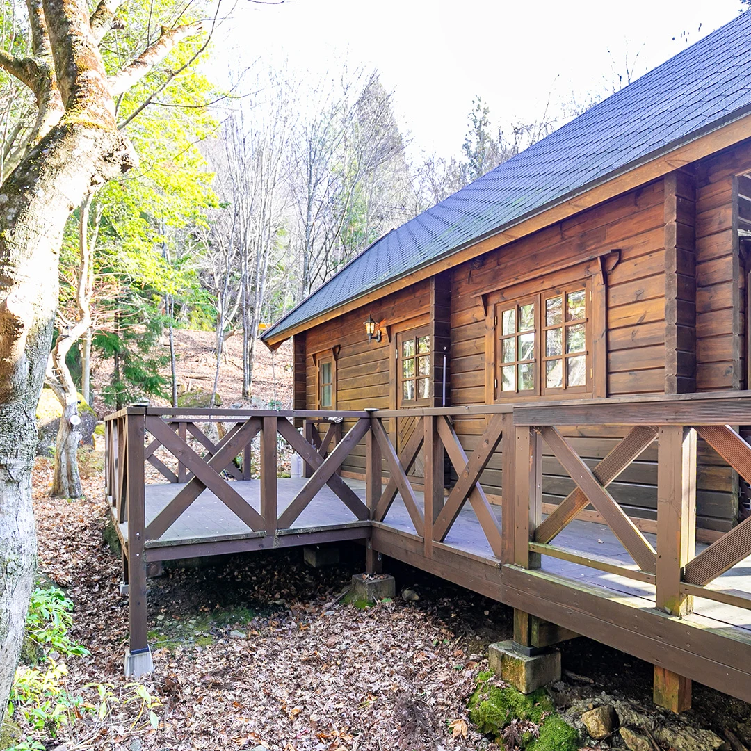 広いウッドデッキと自然に癒される！南丹市園部町大河内るり渓のログハウス物件の画像5