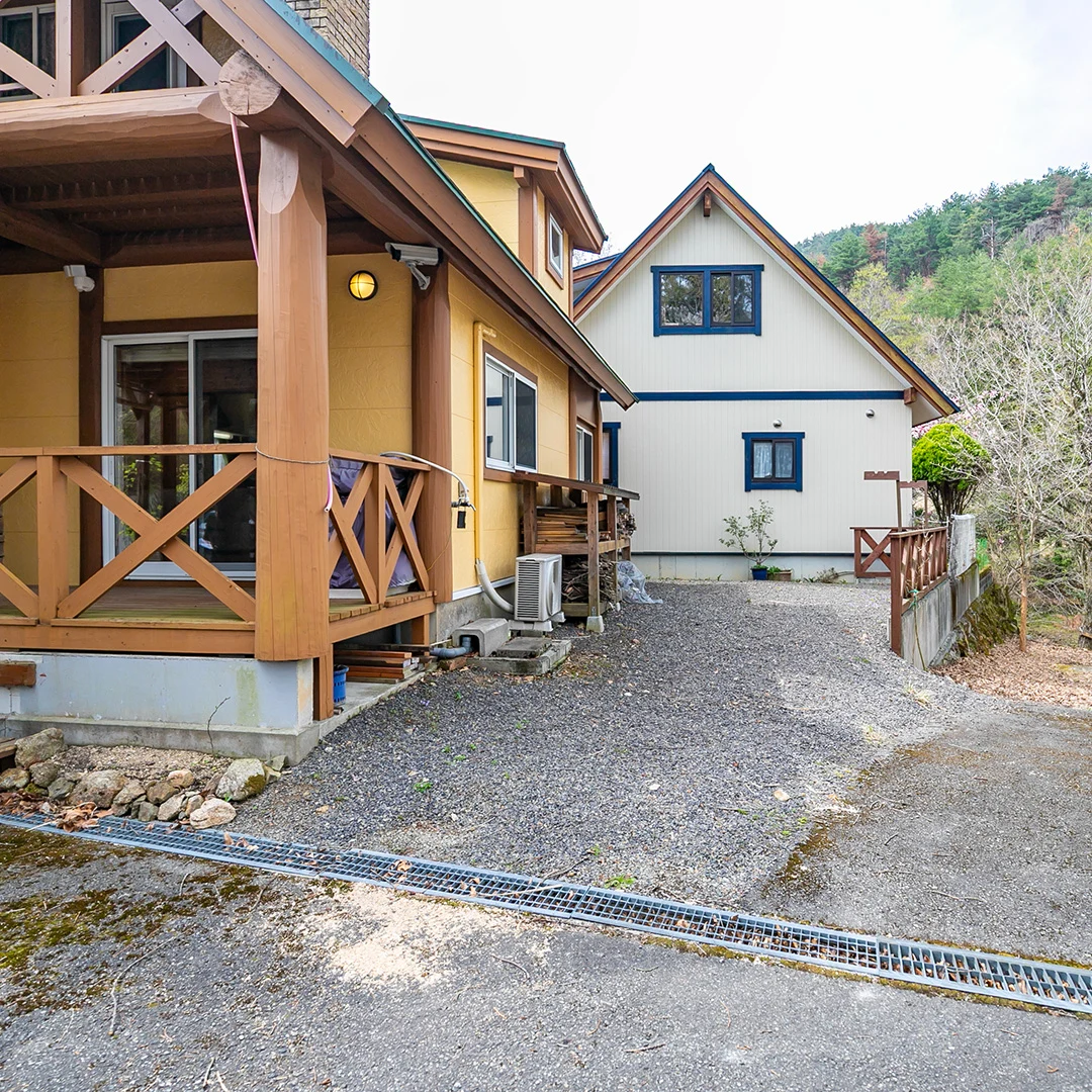 陶器風呂×広々ウッドデッキ！南丹市園部町大河内るり渓のログハウス物件の画像5