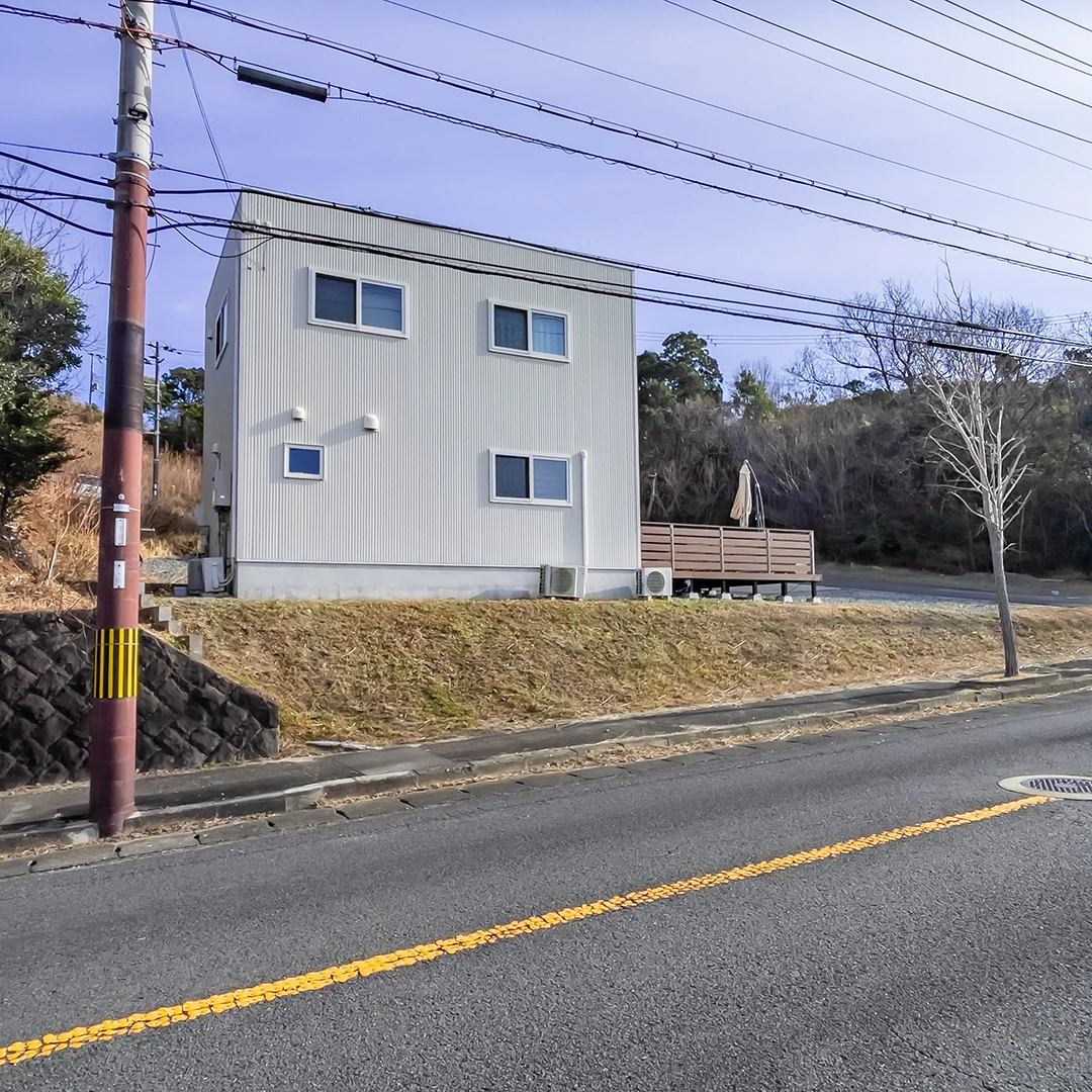 海を望む広いウッドデッキ！白浜町堅田の温泉付きリゾート別荘物件の画像5