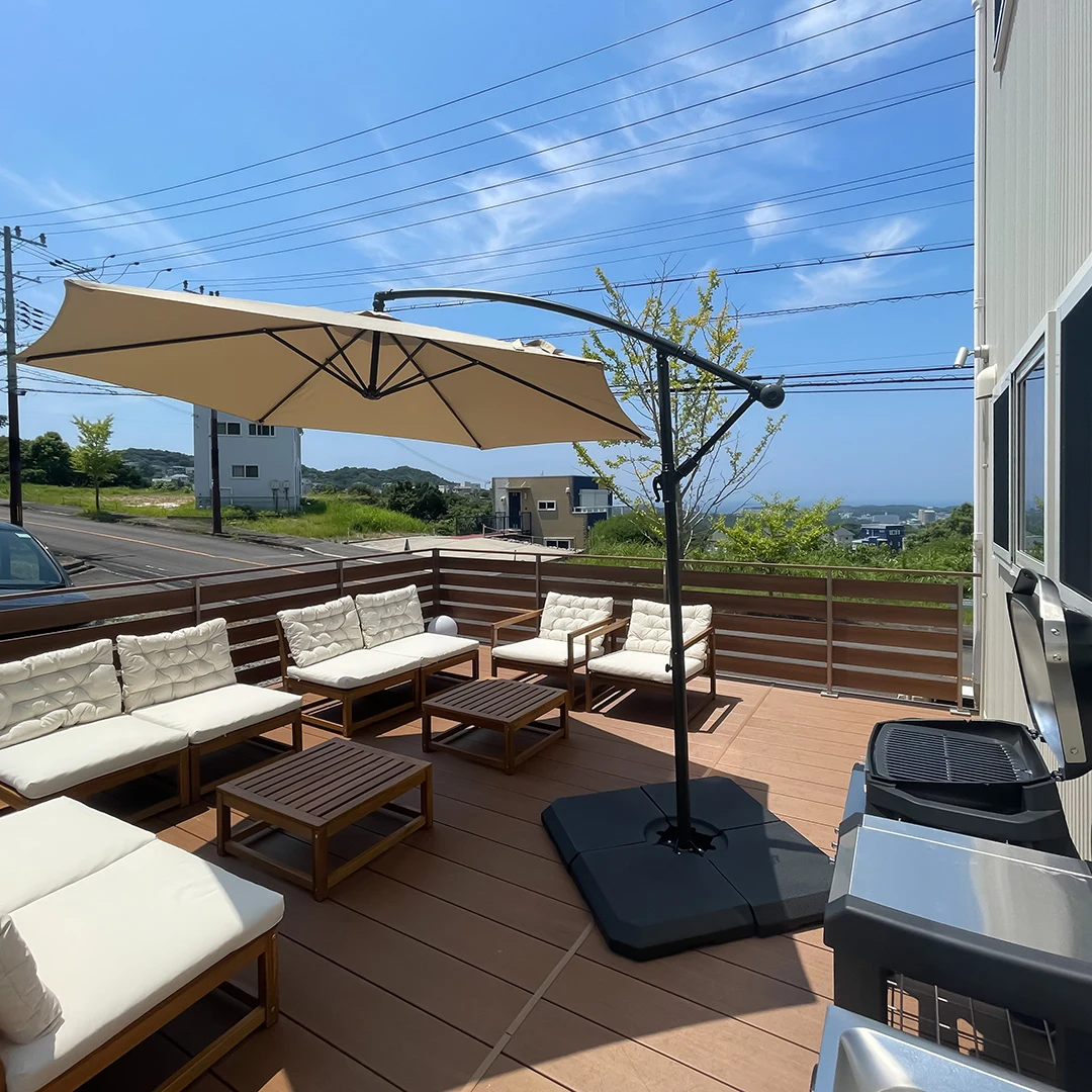 海を望む広いウッドデッキ！白浜町堅田の温泉付きリゾート別荘物件の画像6