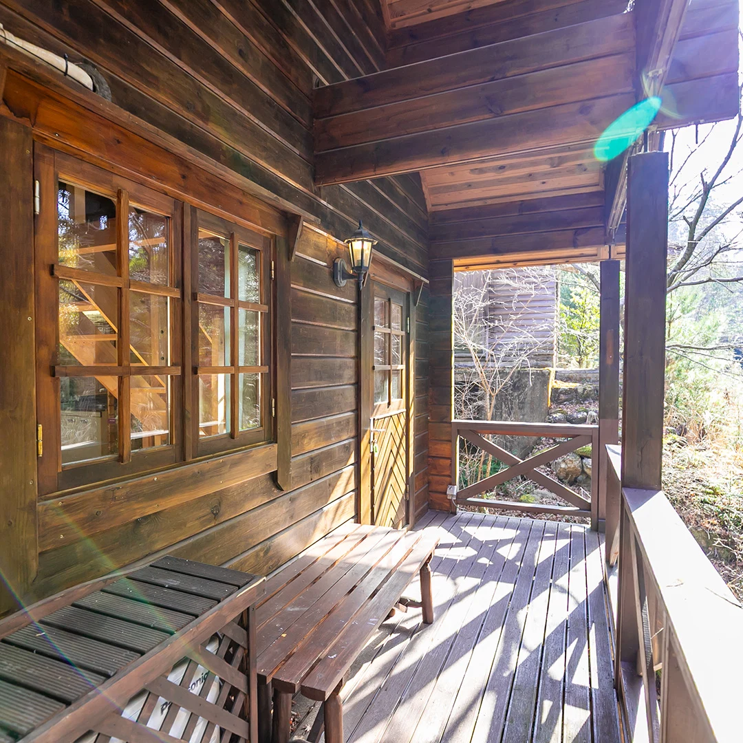 広いウッドデッキと自然に癒される！南丹市園部町大河内るり渓のログハウス物件の画像7