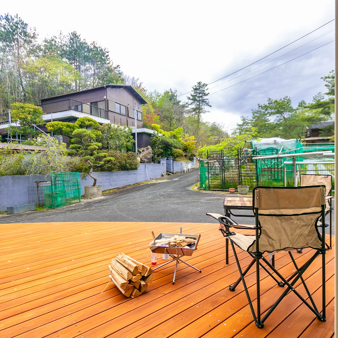 広々ウッドデッキで森の隠れ家気分！伊賀市槇山の平屋別荘物件の画像7