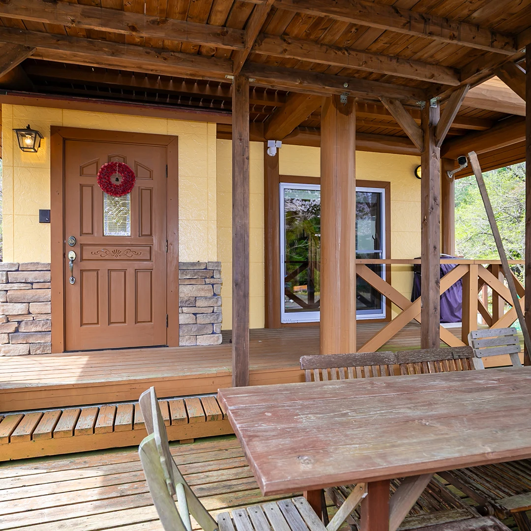 陶器風呂×広々ウッドデッキ！南丹市園部町大河内るり渓のログハウス物件の画像8