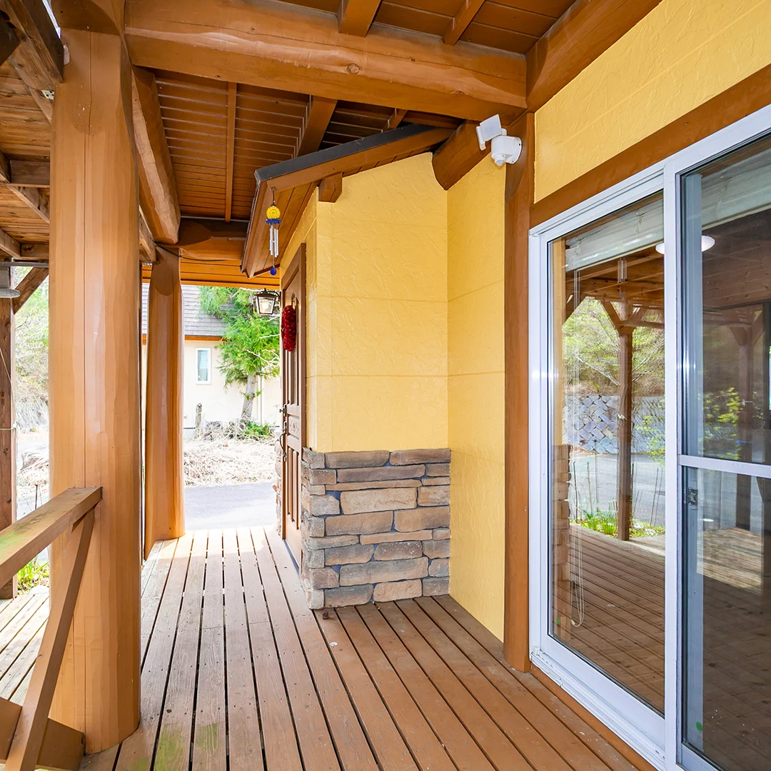 陶器風呂×広々ウッドデッキ！南丹市園部町大河内るり渓のログハウス物件の画像9