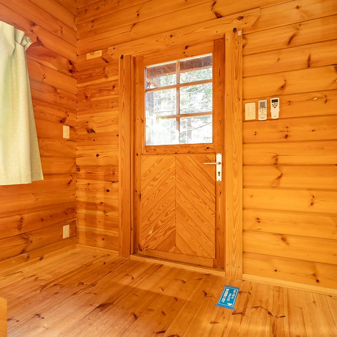 広いウッドデッキと自然に癒される！南丹市園部町大河内るり渓のログハウス物件の画像9