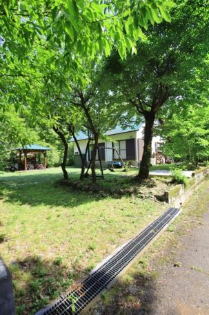 広い庭でドッグランも楽しめる！高島市マキノ町の中古別荘物件の画像10