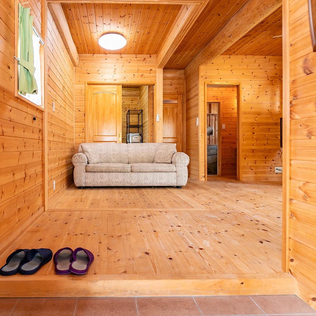 陶器風呂×広々ウッドデッキ！南丹市園部町大河内るり渓のログハウス物件の画像10