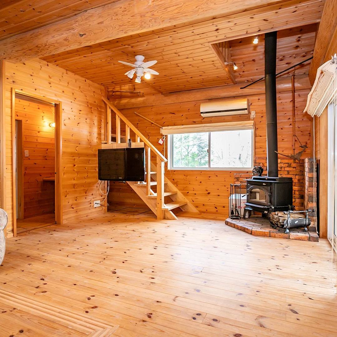 陶器風呂×広々ウッドデッキ！南丹市園部町大河内るり渓のログハウス物件の画像12