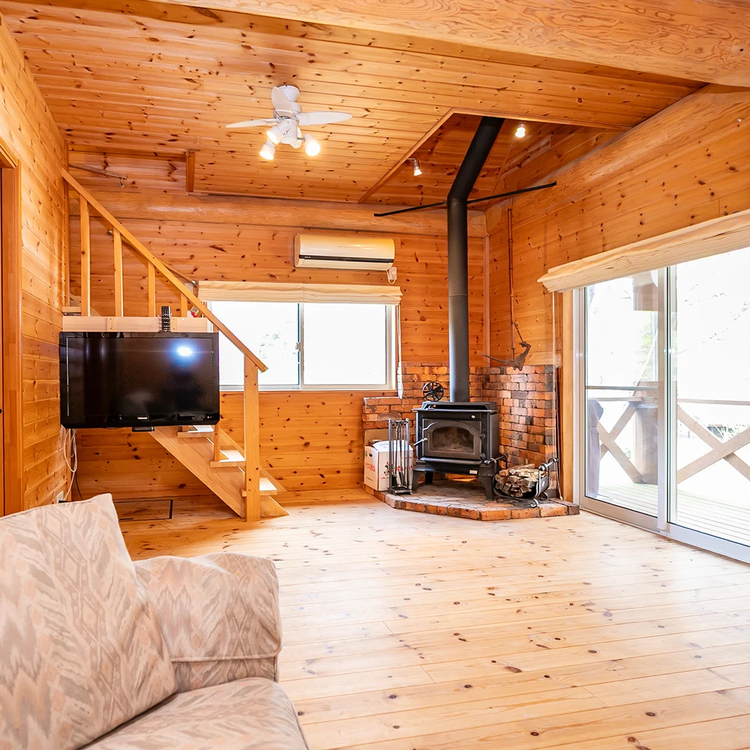 陶器風呂×広々ウッドデッキ！南丹市園部町大河内るり渓のログハウス物件の画像13