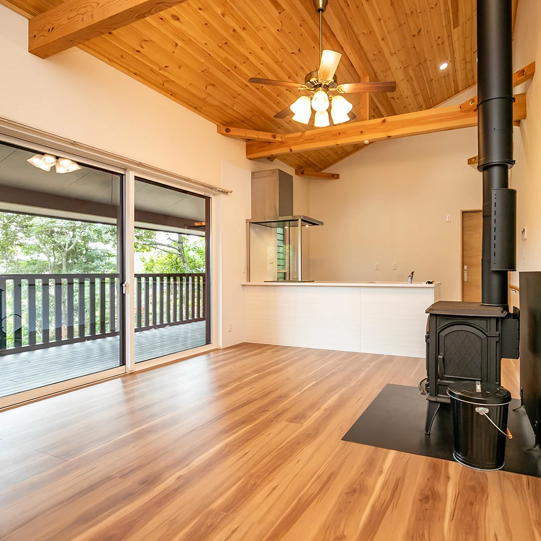 薪ストーブとウッドデッキが魅力！津市白山町二本木雲出台の温泉付き平屋住宅物件の画像15