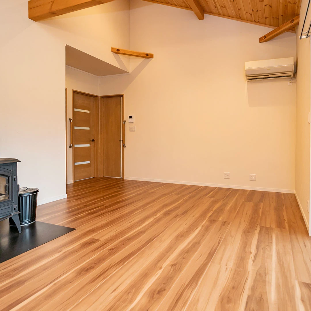 薪ストーブとウッドデッキが魅力！津市白山町二本木雲出台の温泉付き平屋住宅物件の画像17