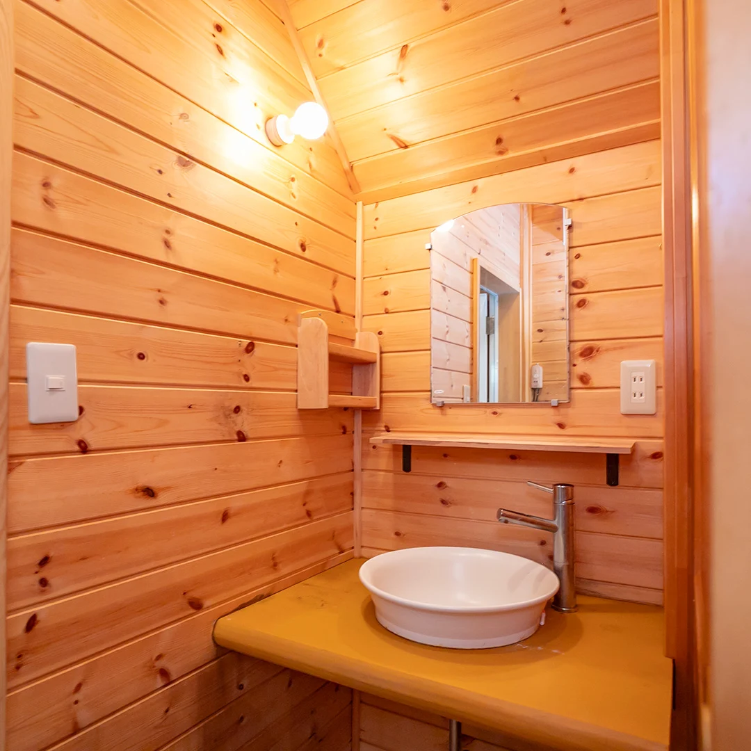 陶器風呂×広々ウッドデッキ！南丹市園部町大河内るり渓のログハウス物件の画像18